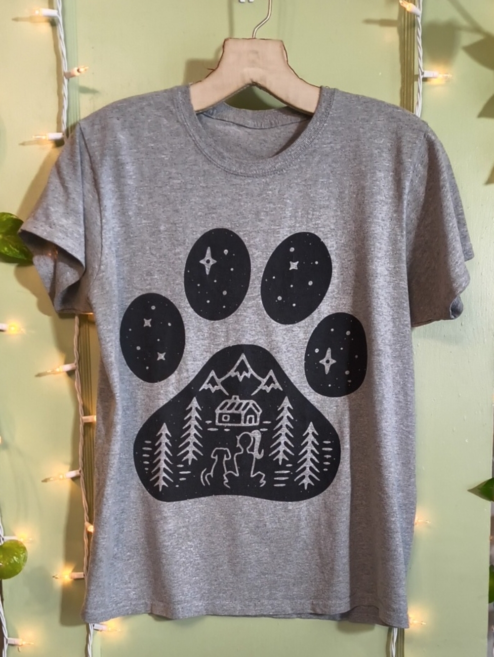 Women's Paw Print Grey Black Cabin Girl Dog Camping Nature Wilderness T-shirt S